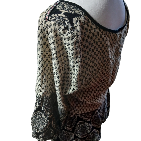 Maurices Women's Size Small Black and Cream Patterned Blouse - Picture 5 of 8